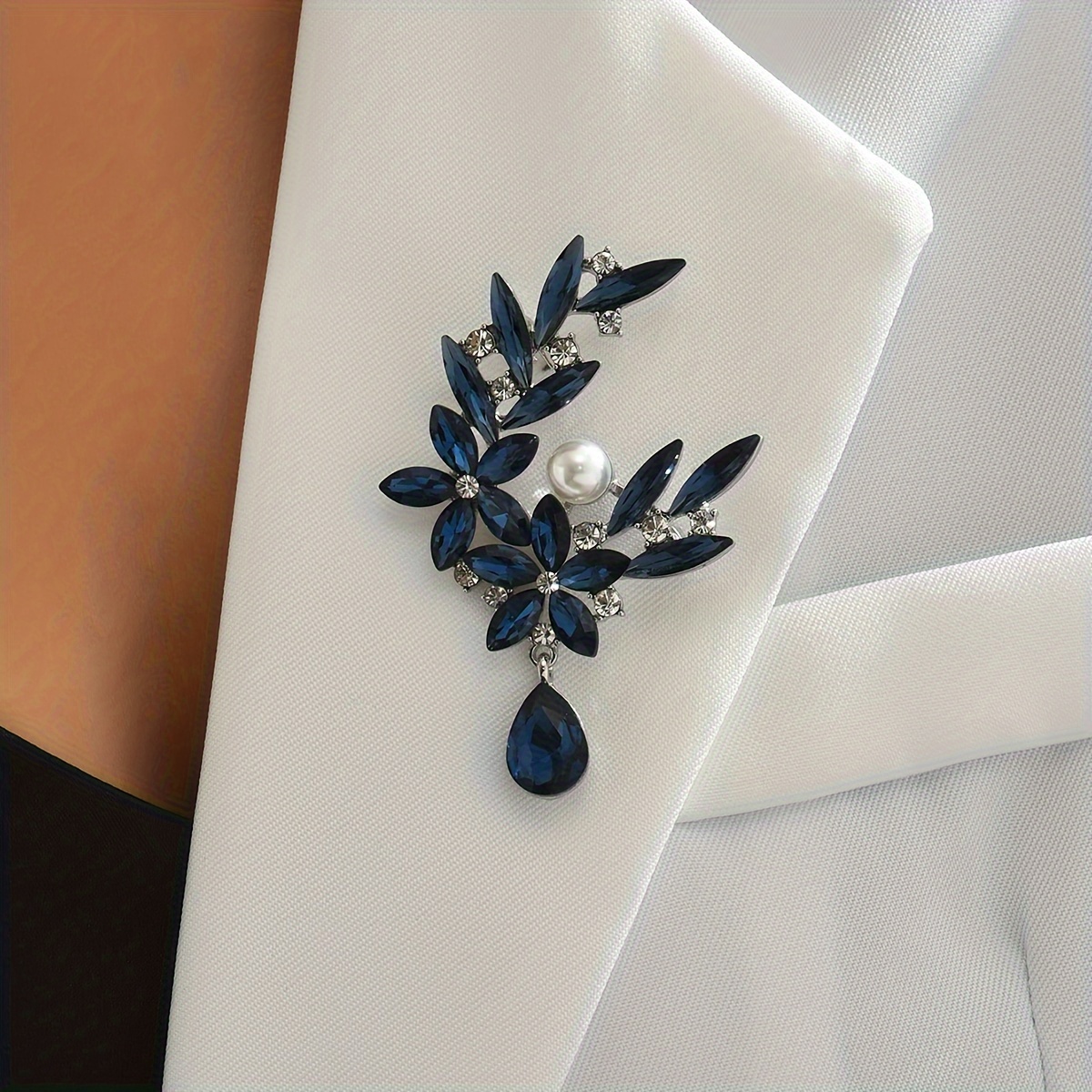 1pc Fashionable Zinc Alloy Faux Pearl Decor Flower Design Brooch