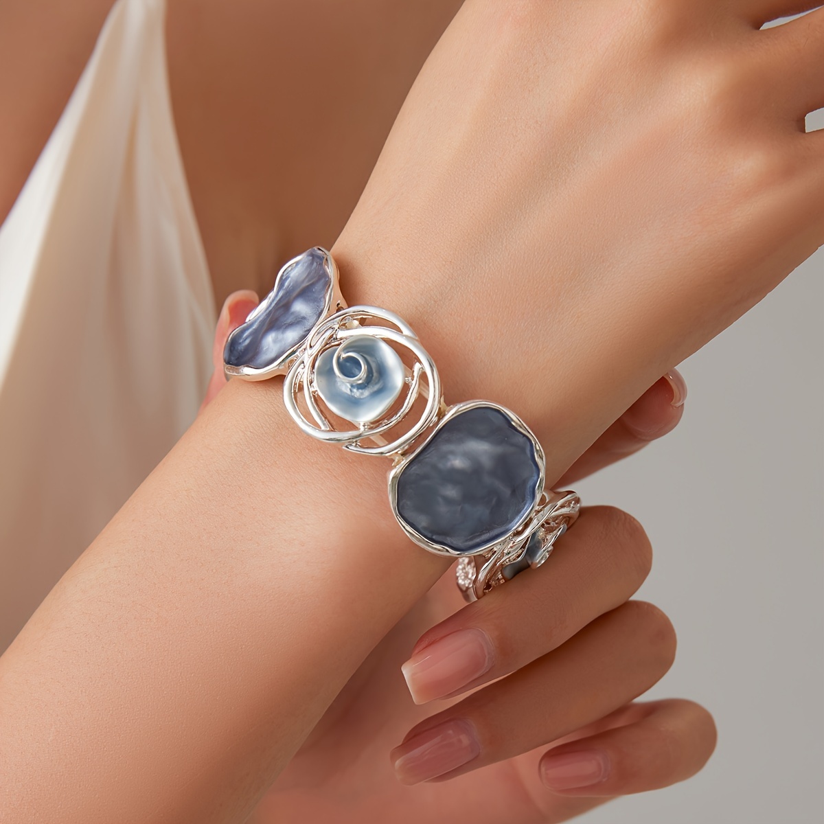 

Bracelet en alliage de zinc avec une rose bleue, créatif, polyvalent et amical pour la main.
