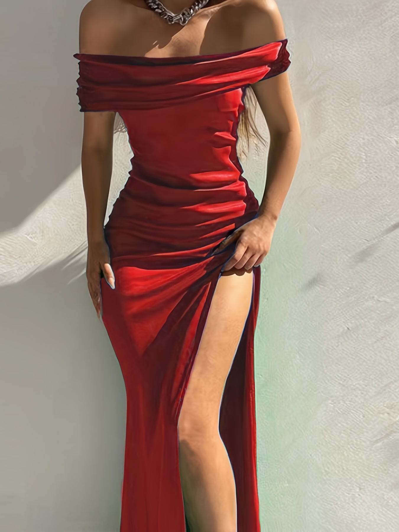 Vestido ajustado de hombros descubiertos fruncido  Vestidos rojos cortos  elegantes, Vestidos rojos cortos, Vestidos con manga corta