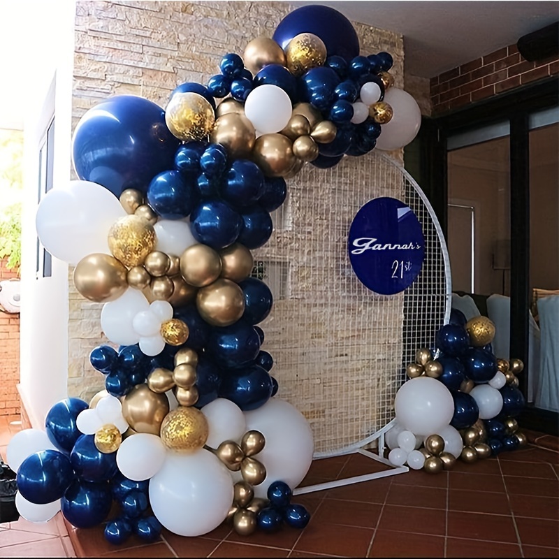 Fondo azul con globos dorados y confeti para fiesta de graduación