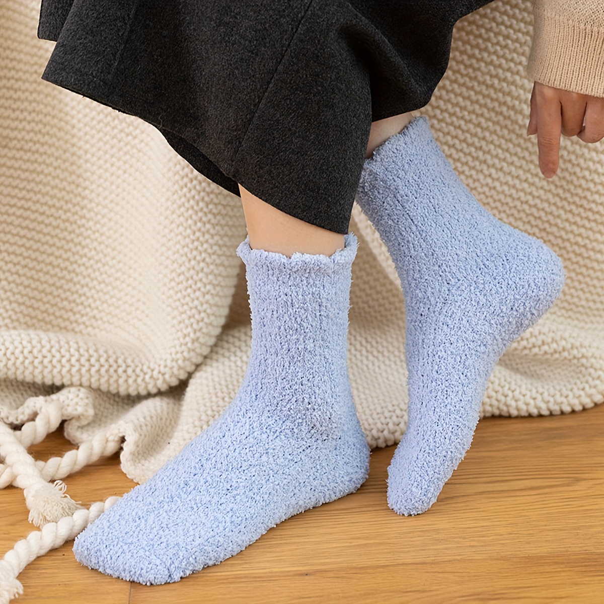 Cozy Fuzzy Slipper Socks Women Plush Soft Warm Fluffy Coral Velvet Thicken  Crew Socks for Winter Holiday 5 Pairs