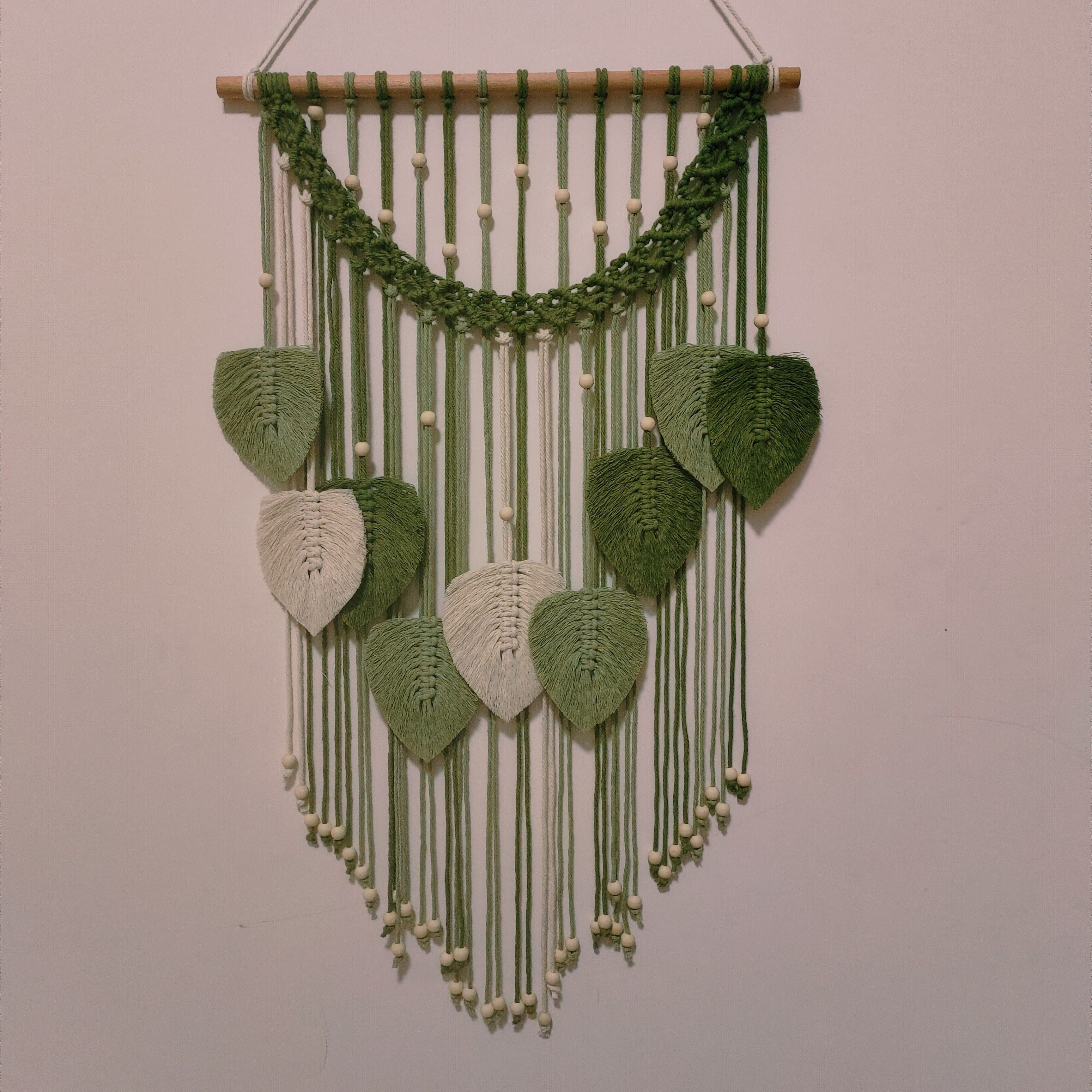 AXVRAV Makramee Wandbehang Boho Deko | Handgewebter Wandteppich Mit Holzperlen | Grün-Blatt Design 55x25cm