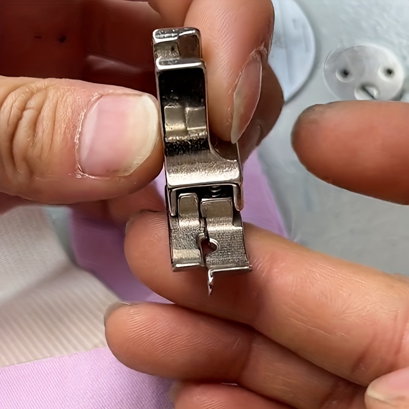 SINGER® Zipper Presser Foot Tutorial 