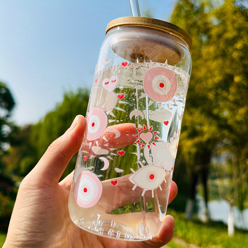 Vaso con pajita de cristal estriado tintado de rosa con tapa de bambú