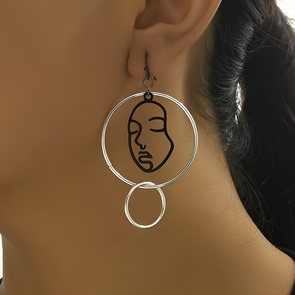 Hollow face outlet earrings