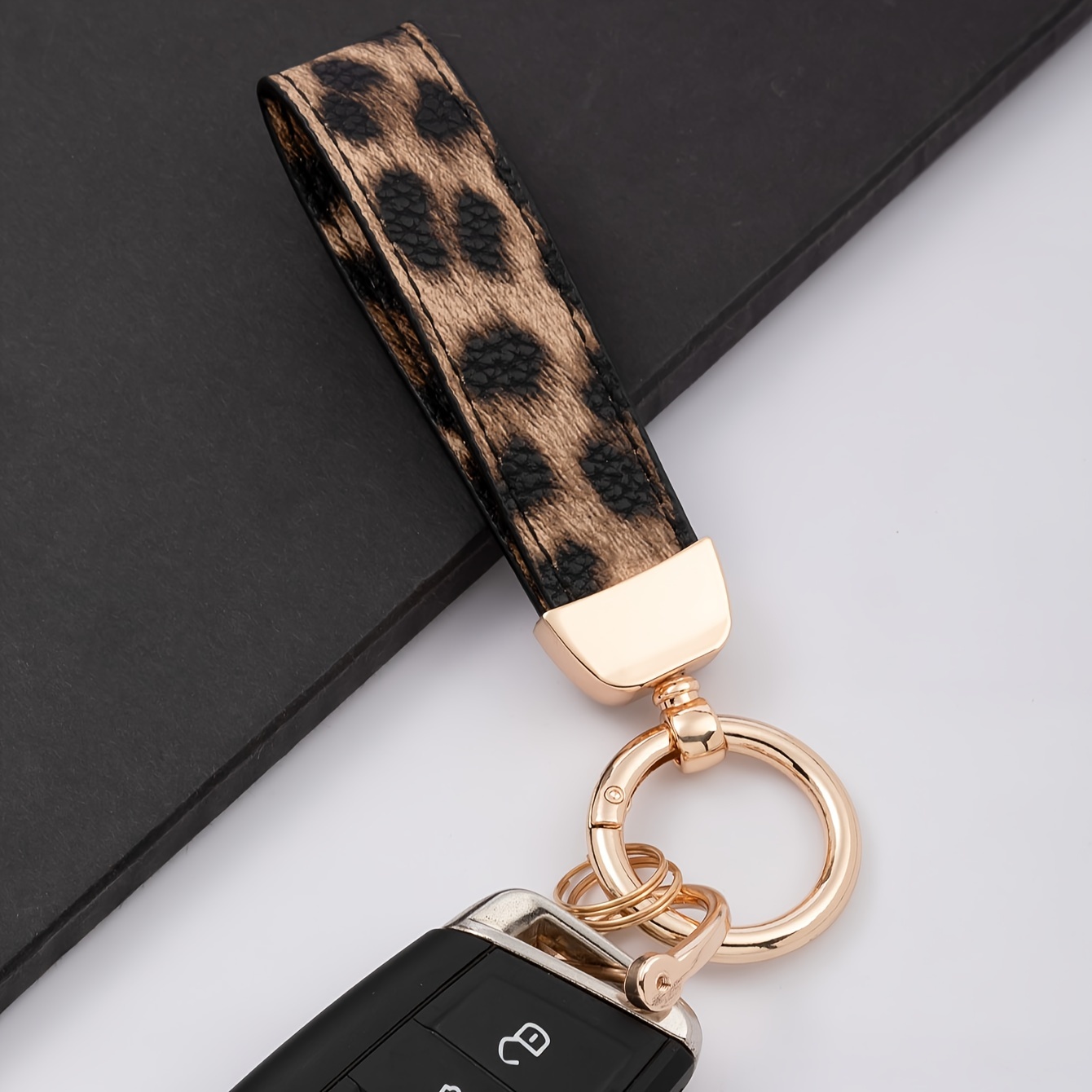 

1pc Snake Leopard Print Wristlet Keychain Classic Pu Leather Keyring Trendy Car Key Ring Bag Charms For Women Men (with Screwdriver)