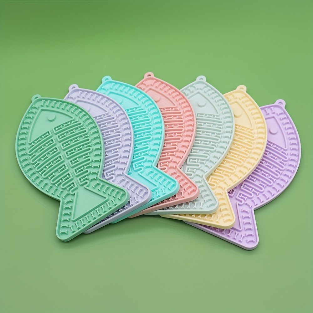 

Interactive Fish-shaped Dog Lick Mat With Suction Cups - Slow Feeder Silicone Pet Feeding Mat For Healthy Eating Habits
