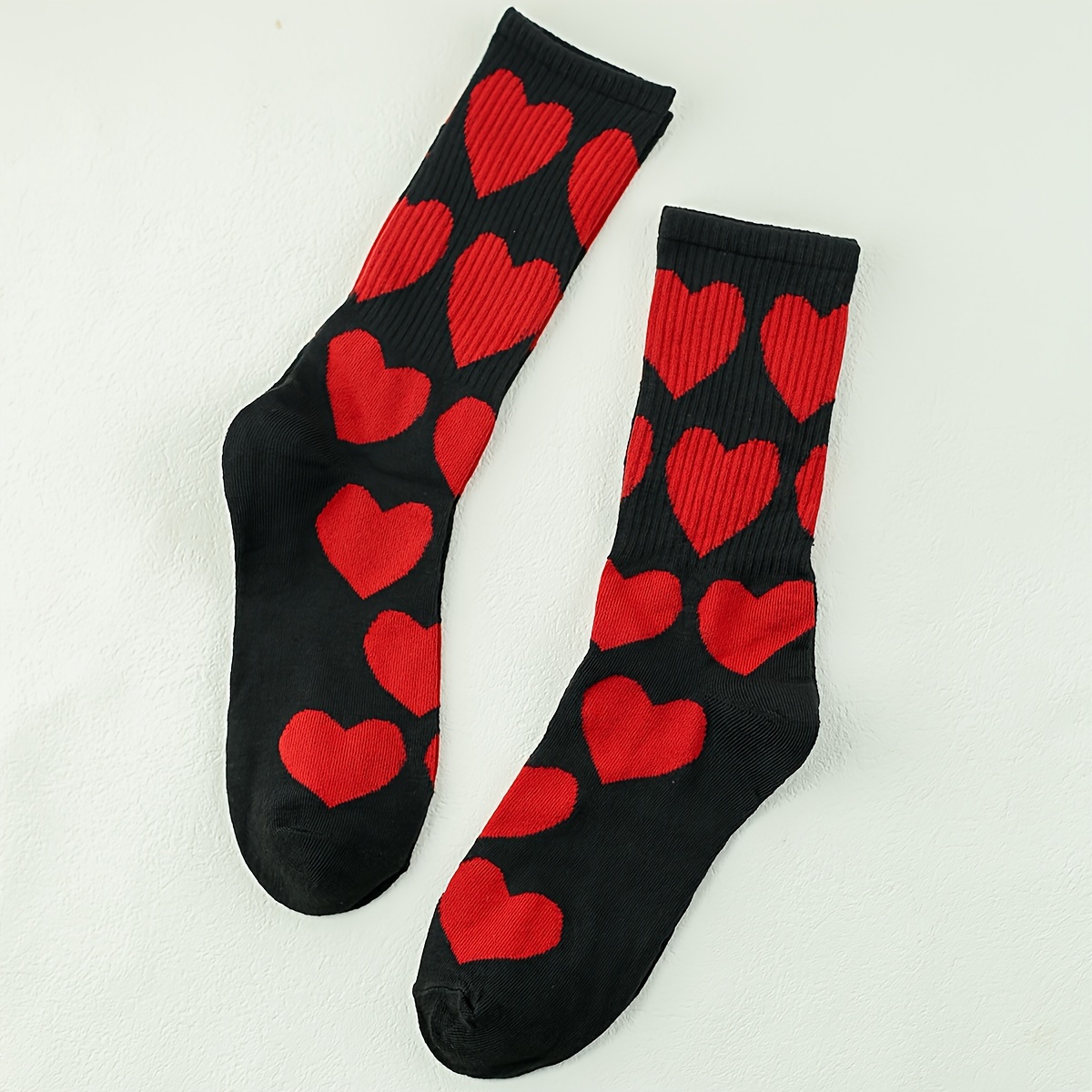 Calcetines blancos de los hombres con el patrón de corazones rojos