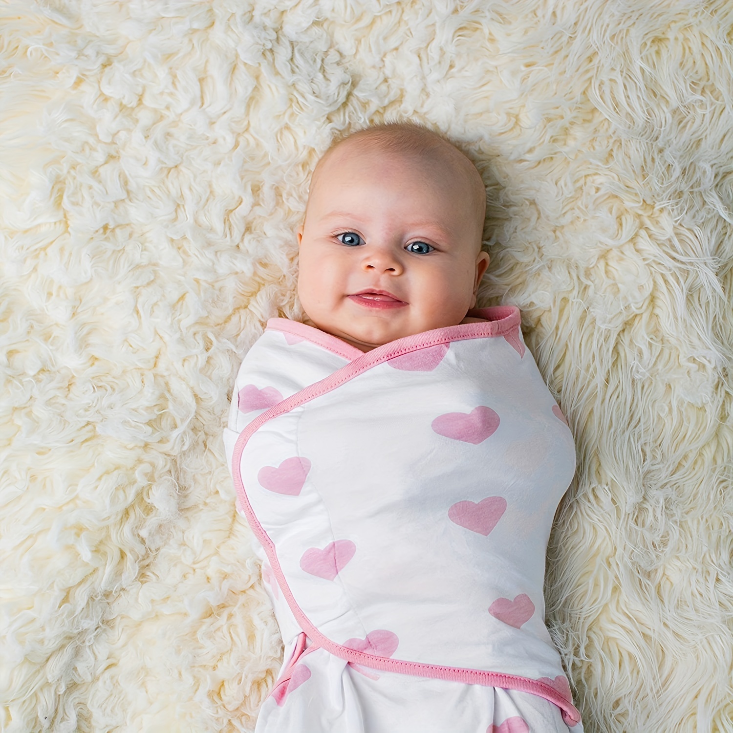 Cuatro Semanas De Dormir Bebé Recién Nacido De Edad Sobre Una Toalla De  Color Rosa. Ella Lleva Una Gafas De Sol Rosas De Color Rosa De Ganchillo Y  Un Bikini Blanco Y.