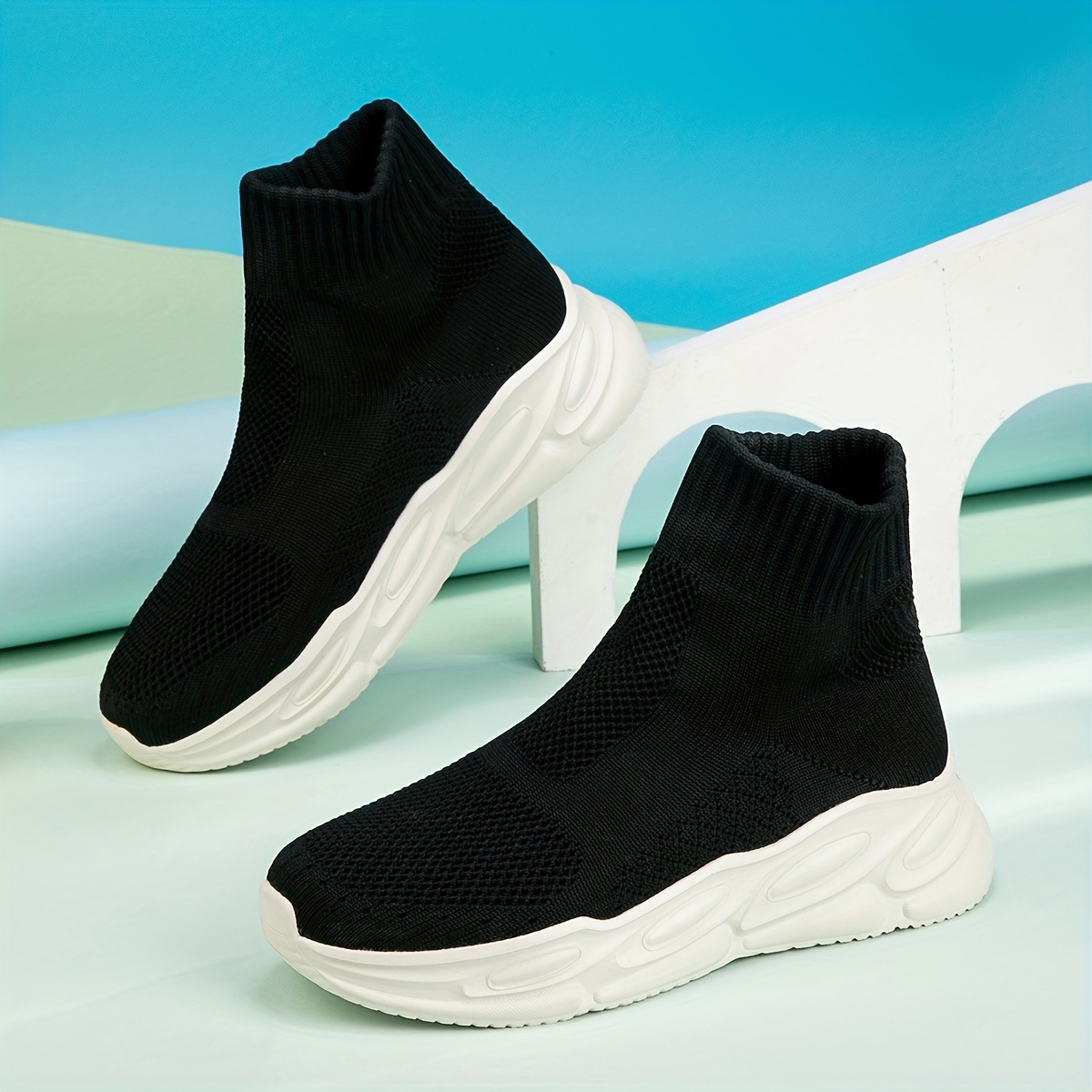 ¡Estilo similar a Adidas, a precio imbatible! Zapatillas Carrefour por menos de 10 euros, tu elección inteligente 11 Moncloa También las puedes adquirir en línea