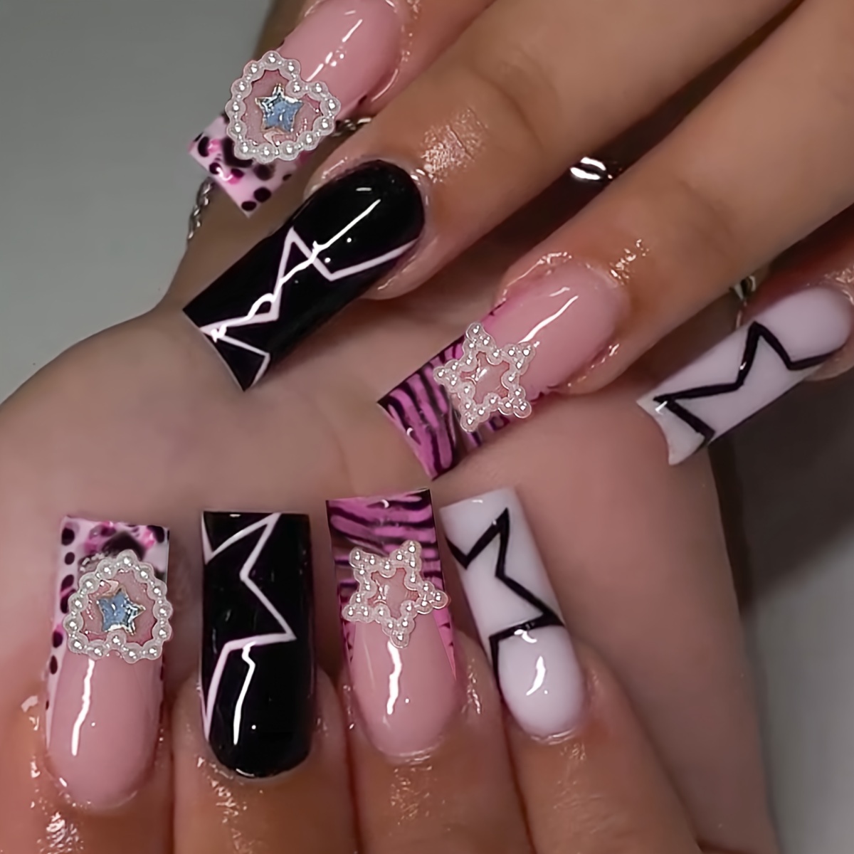 40 Style Hello Kitty Nails Charm Wearing Armor Y2K False Nail