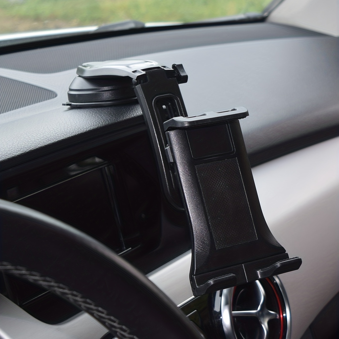 supporto tablet che vincola il tablet al volante dell'auto. Applicazione  all'interno di autovetture presso autosaloni. Possibilità…