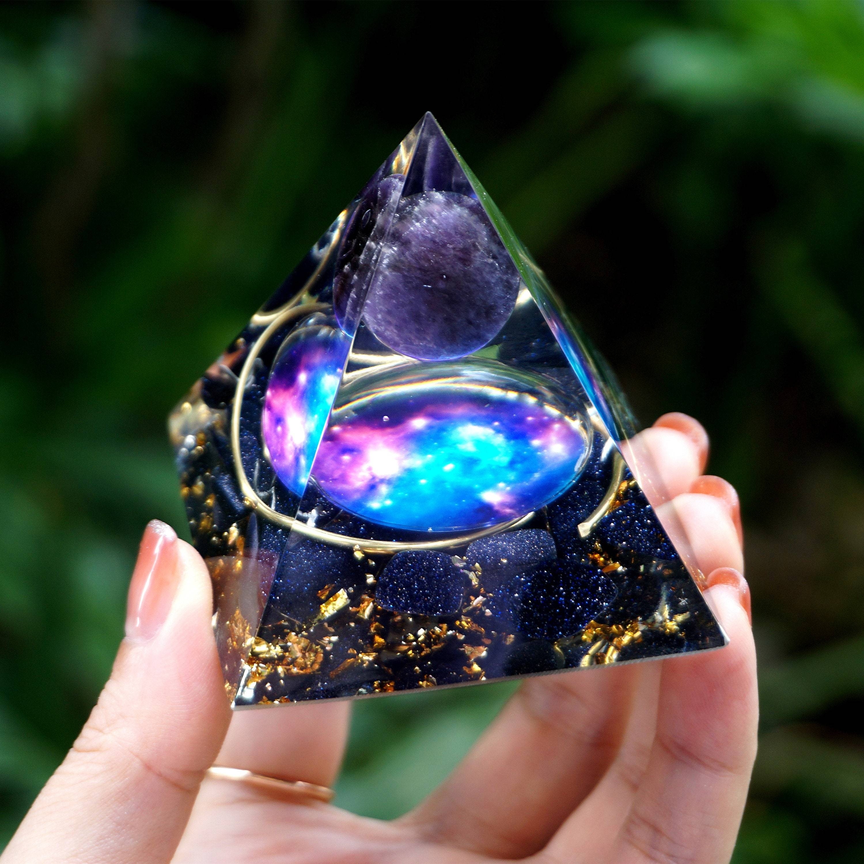 1pc Piramide Orgone Galaxy Energia Chakra Reiki Strumento Meditazione, Sfera  Cristallo Ametista Schegge Alluminio Sandstone Blu Emf Orgonite, Piramide  Meditazione Ametista, Strumento Meditazione Cristallo, Decorazione Casa In  Quarzo