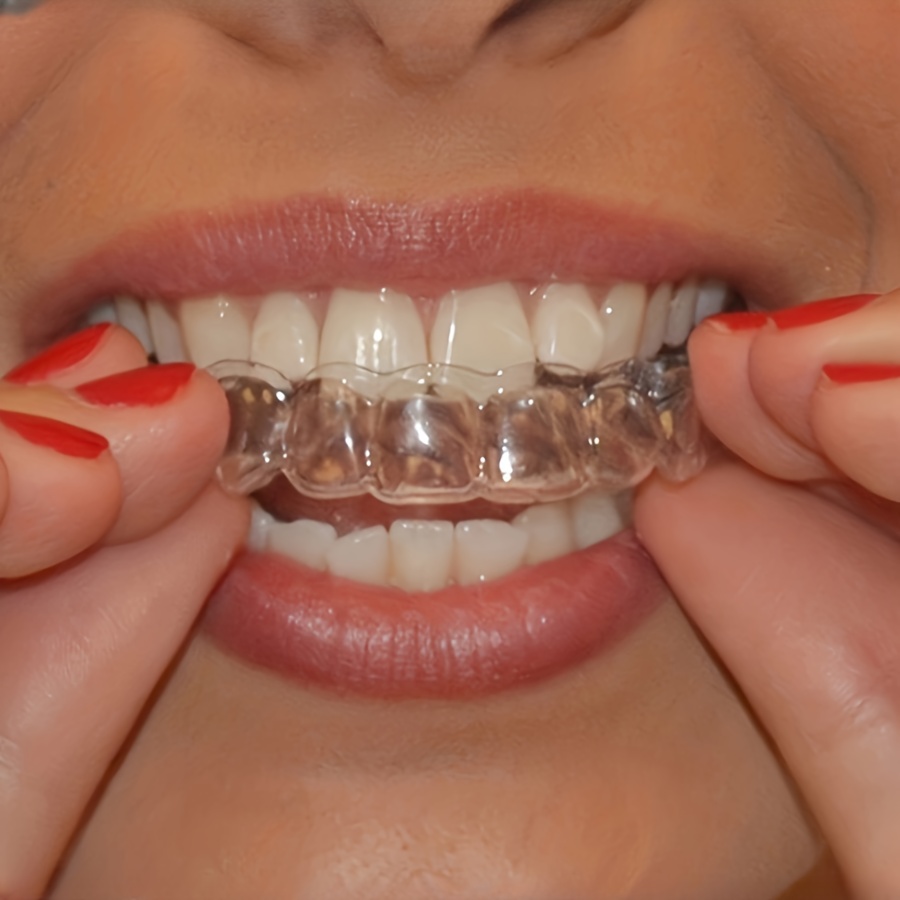 Mains De Médecins Tenant Un Protège-dents En Silicone Avec Une Brosse à  Dents En Bois Thérapie Orthodontique Après Le Redressement Des Dents