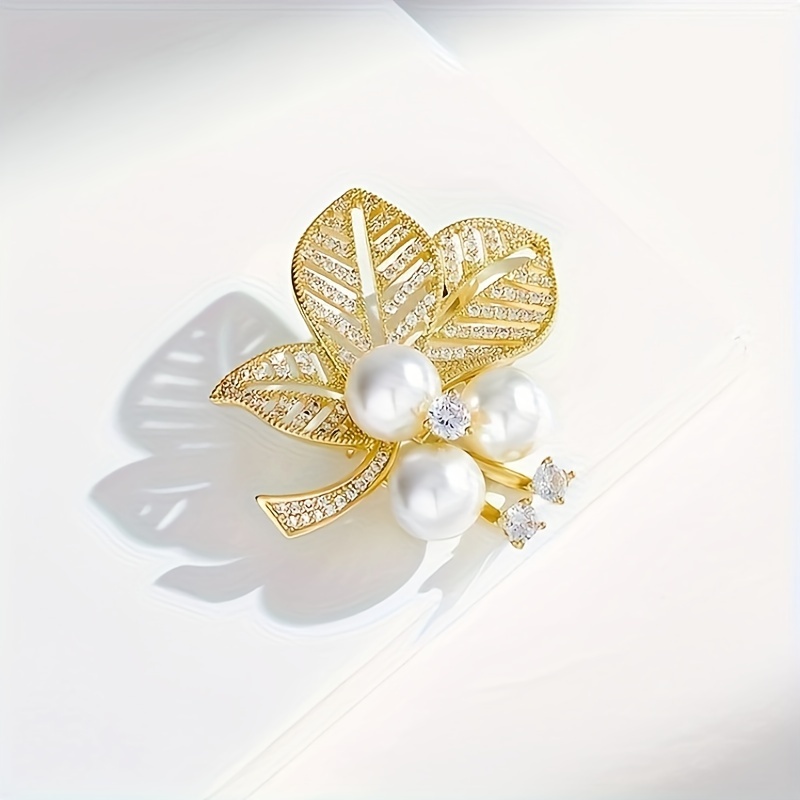 New Retro Hollow Leaf Pearl Brooches for Women Korea Elegant