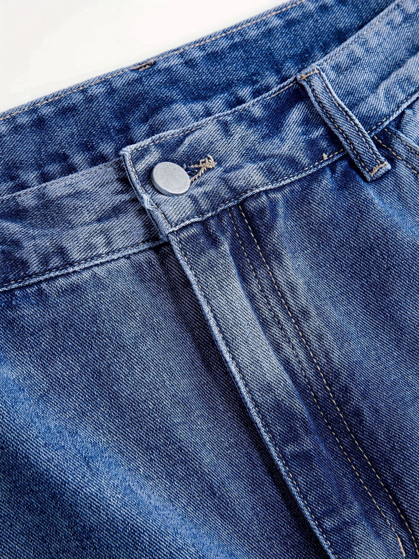 Closeup da cintura da mulher em jeans grandes de tamanho grande