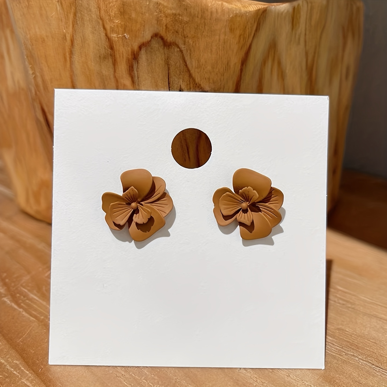 A Pair Of Fashionable, Minimalist, Elegant, Niche, High-end, Light Luxury Floral Women's Everyday Versatile Earrings
