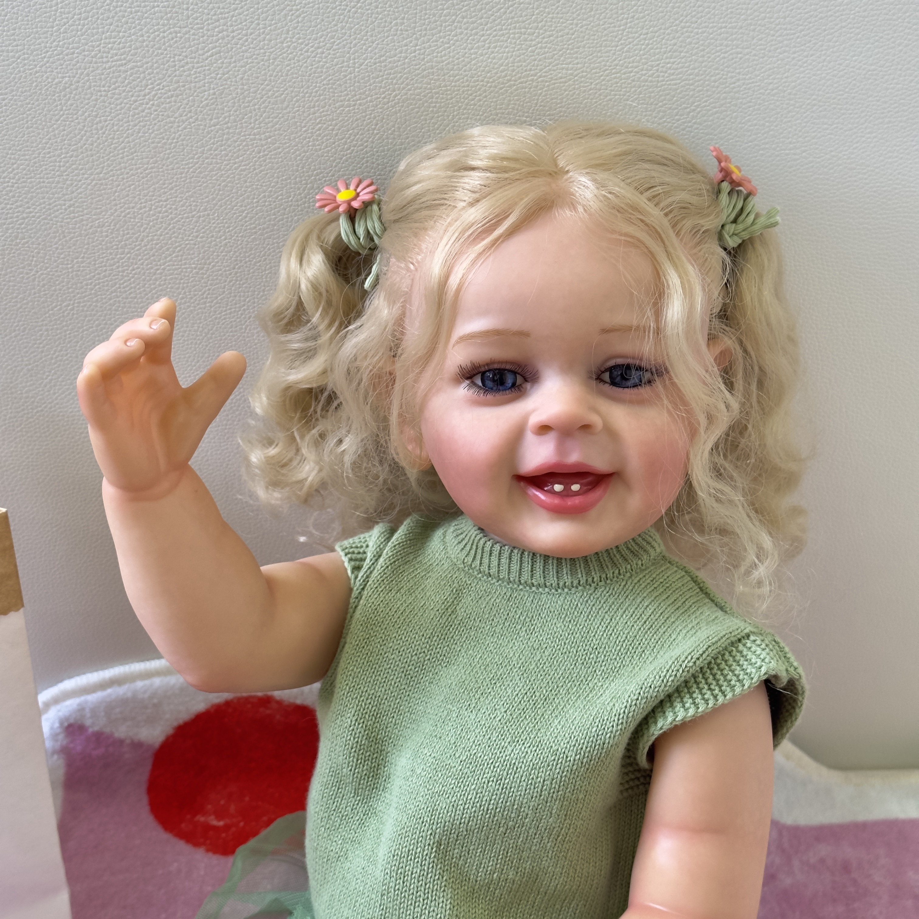 Hermosa bebe con pelo rizado en el jardin.