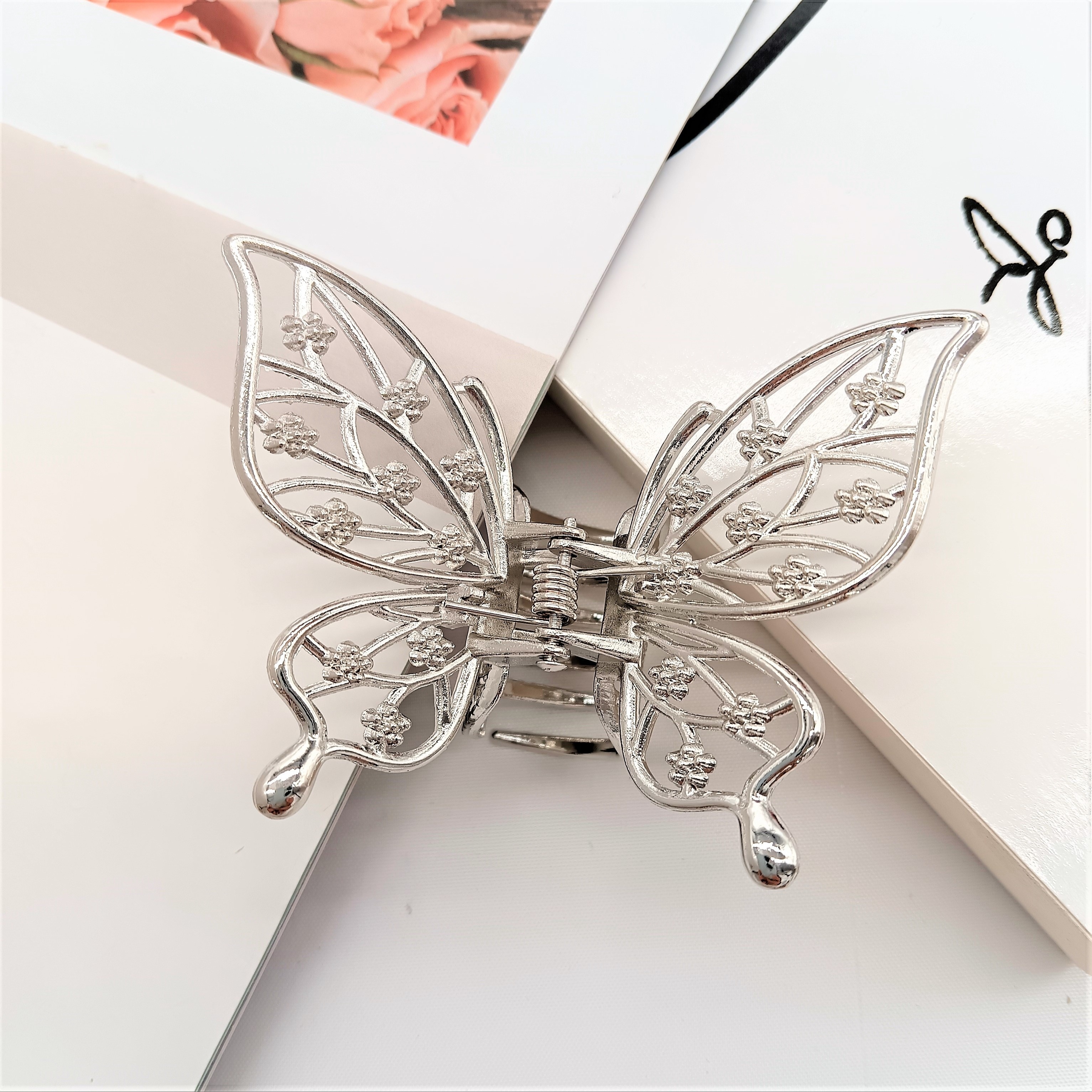 Headwear Fashion Hair Grab Metal Simple Twist Clip Korean Style High-end Hair Shark Clip Wholesale