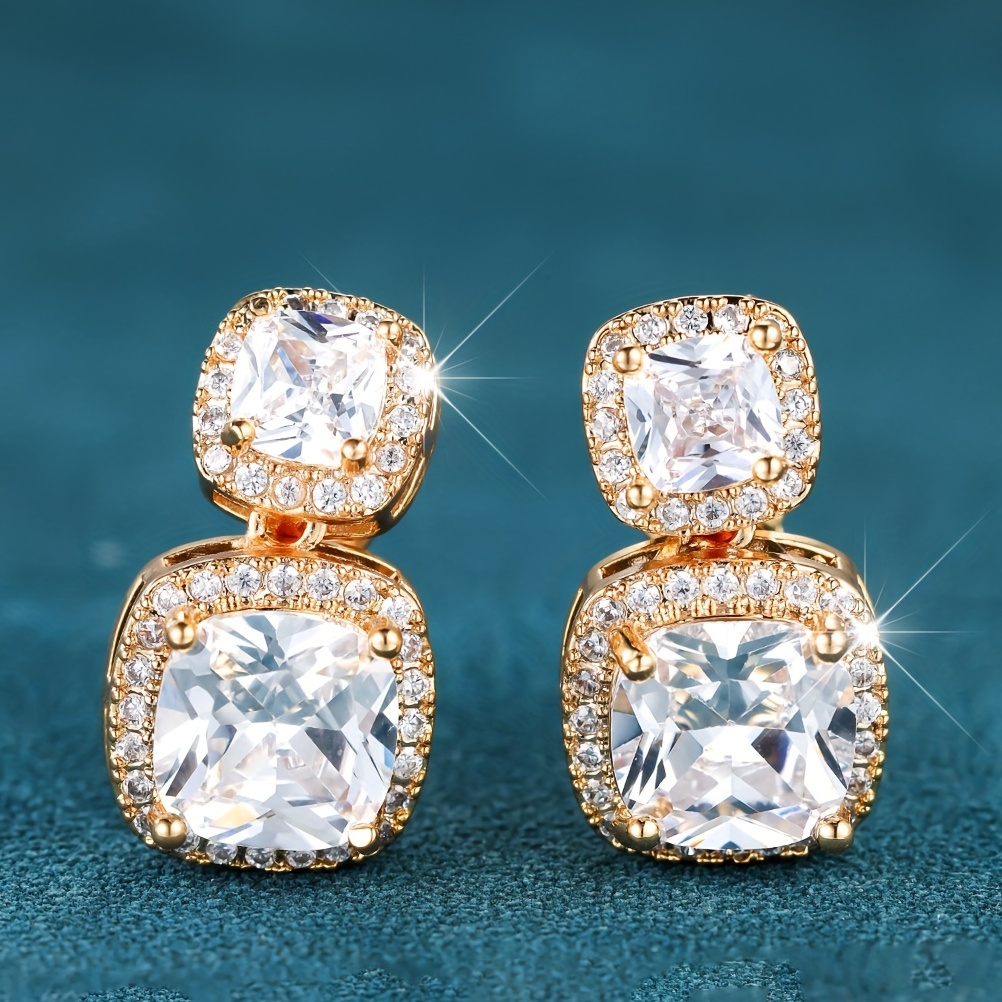 

Bijoux brillants avec incrustations et carrés de zircon, conçus qui recherchent l'élegance et le luxe.