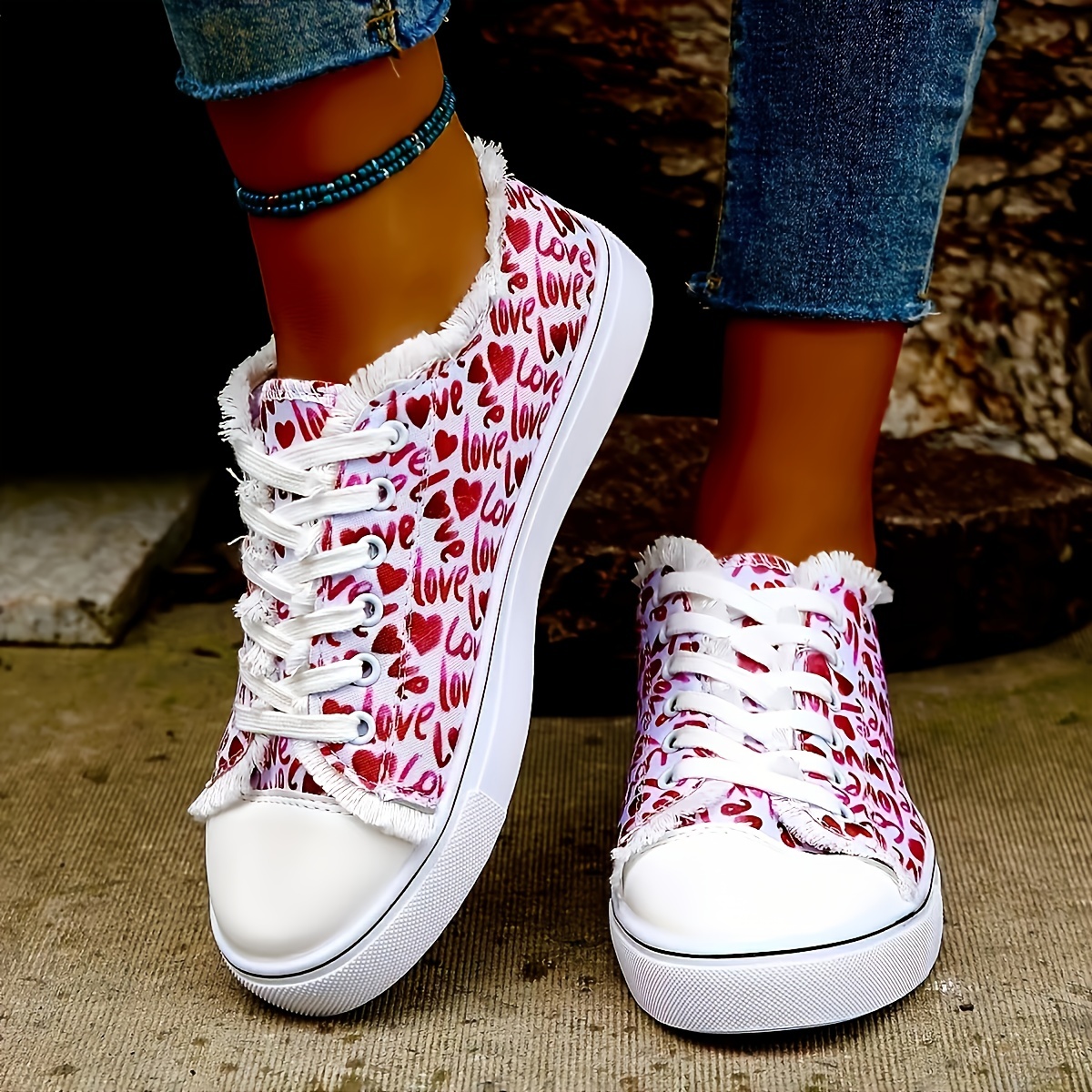 White converse best sale with red letters