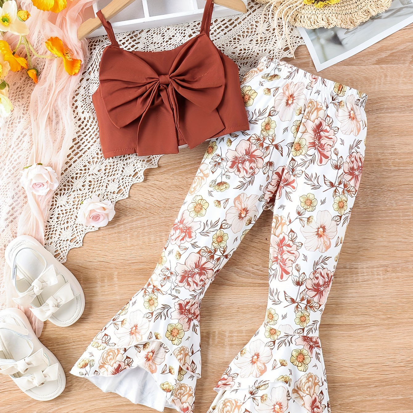 

Ensemble élégant pour petites filles avec haut cami solide orné d'un nœud et pantalon évasé à motif floral pour les fêtes estivales