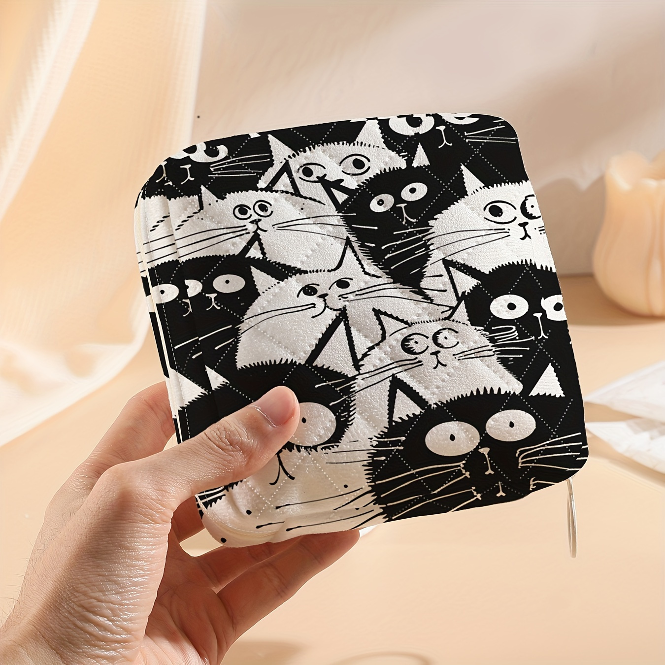 

1pc Cartoon Cat Pattern Portable Large Capacity Sanitary Napkin Organizer Pouch, Polyester Diamond Quilted Candy Miscellaneous Storage Handbag, Lightweight Multi-purpose Bag