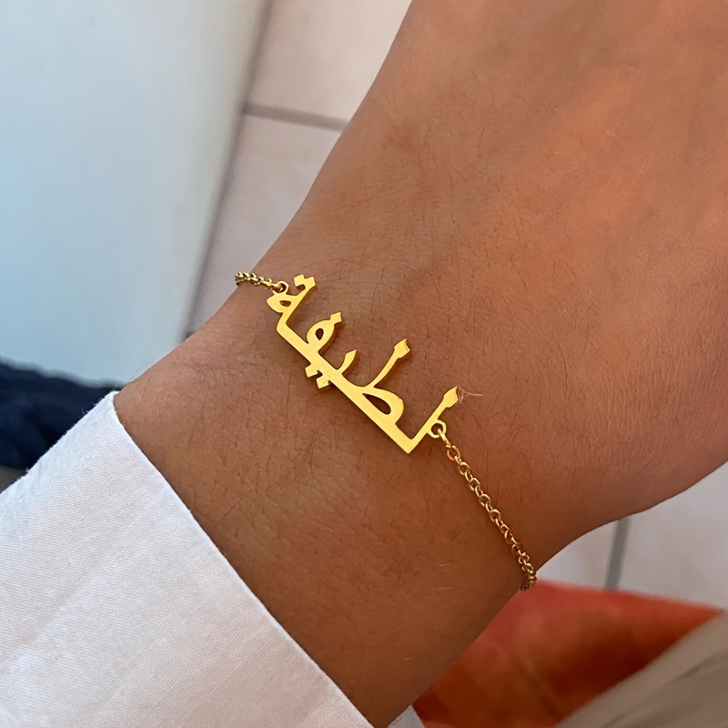 

Bracelet Personnalisé En Acier Inoxydable Avec Un Arabe Pour Femme Créative Et Élégante, De Style Ajustable Et Décontracté.