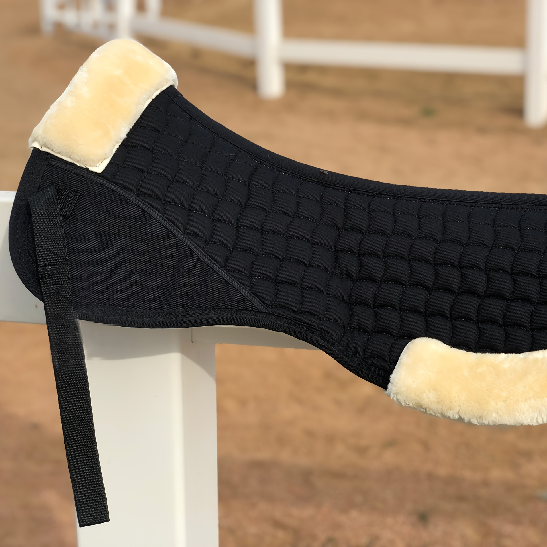 

Horse Half Pad For English , The Outer Woven Fabric Of 100% With A Shape-retaining Foam Insert. The Cushioned Synthetic Sheepskin Is Thick, Soft, Non-shedding, Easy To Clean