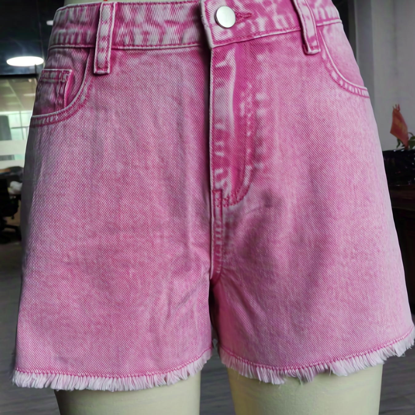 La Ragazza Dei Pantaloni A Va Bassa Negli Shorts Dei Jeans E Della Camicia Scala Le Scale Image58007454