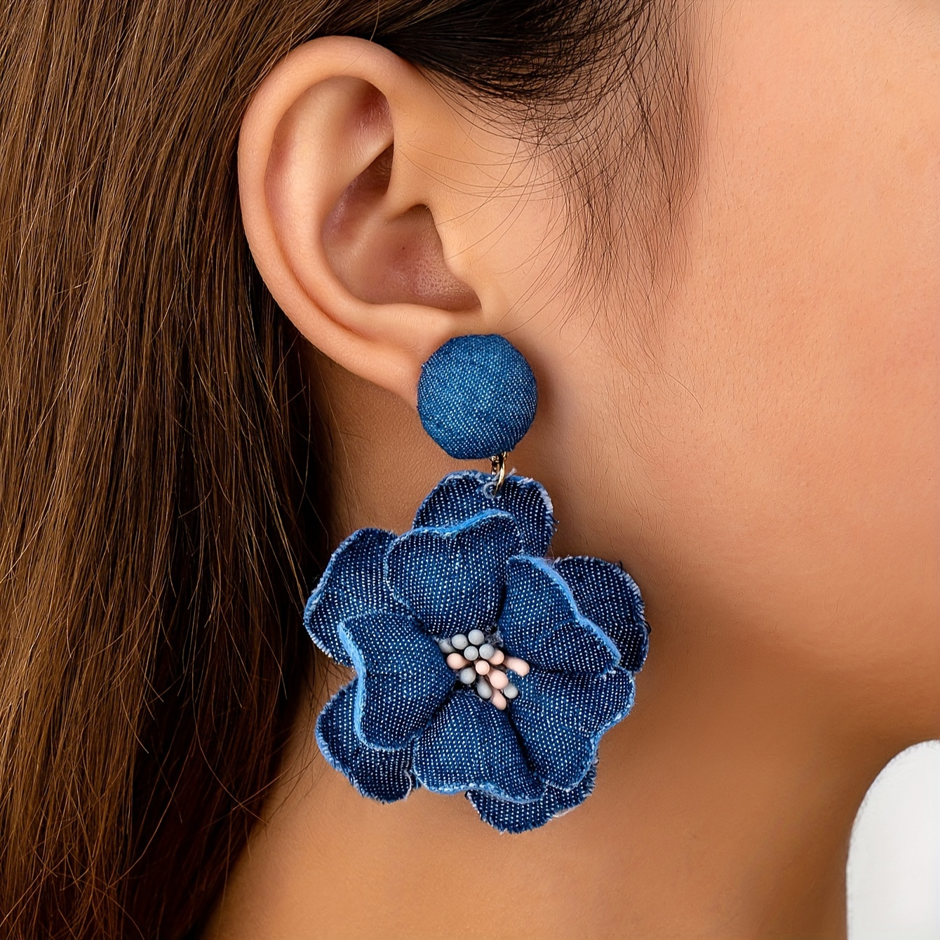 

A Pair Of Ladies' Denim Imitation Flower Earrings With A Fashionable And Simple Style Suitable For Daily And Holiday Wear