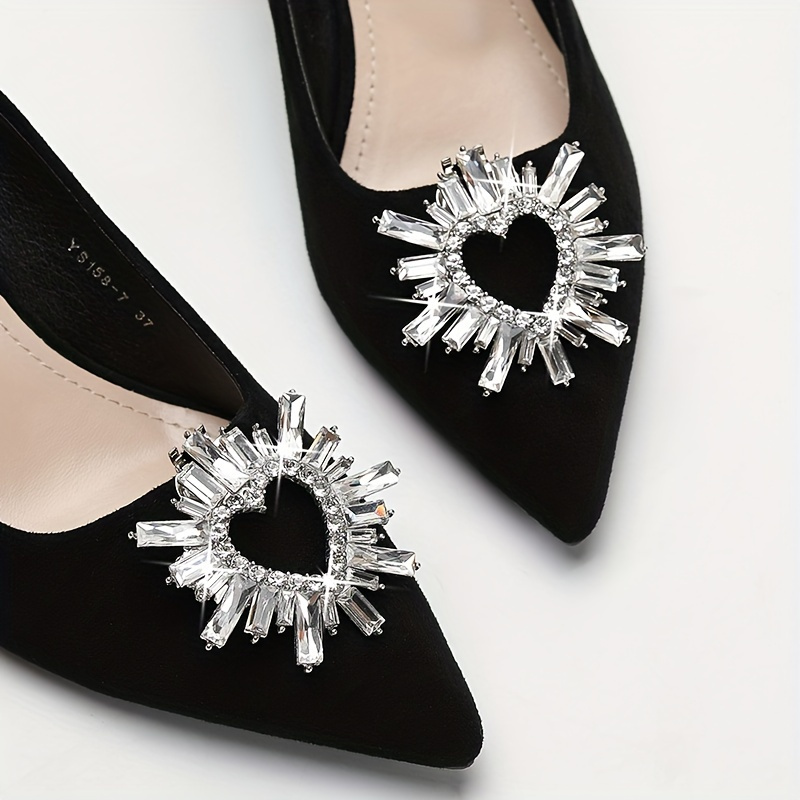 

A Pair Of Women's Shoes With Detachable Shoe Flowers That Do Not Damage The Shoe Surface, Can Repair Shoe Damage, And Are Decorated With 5 Golden Water Diamonds, Versatile Shoe Buckles Accessories.