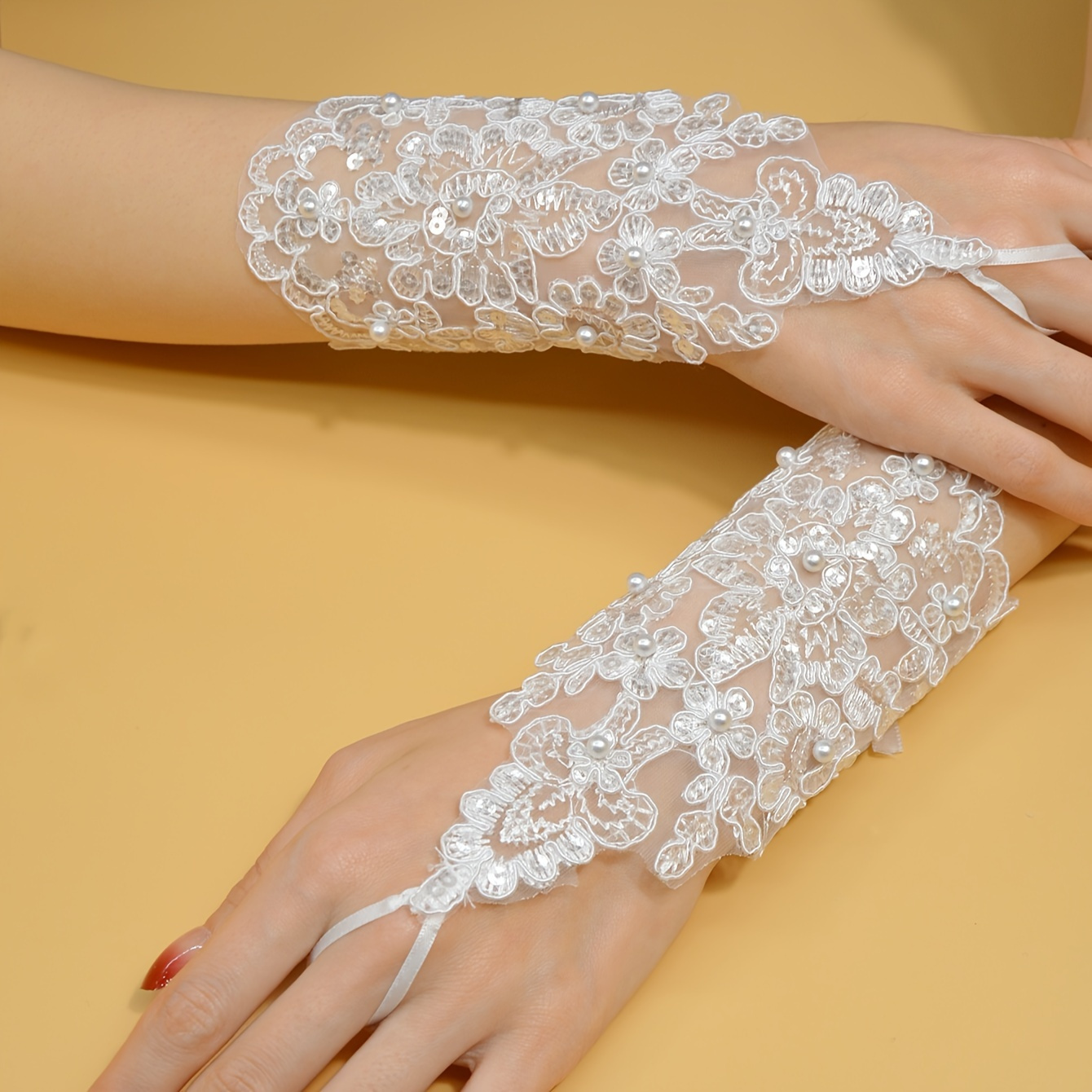 

1 Pair Romantic Bridal Lace Gloves, Fingerless Faux Pearl Embroidered Beaded Wedding Dress Gloves, Short Style With Exposed Fingertips For Brides