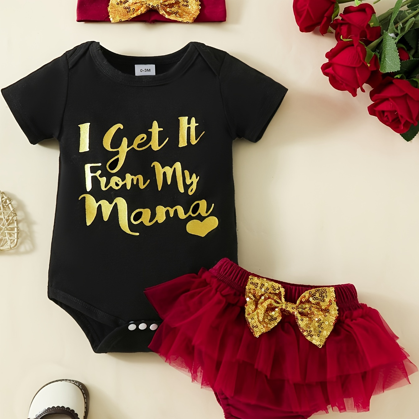 

2pcs Baby Girl's Casual Gold Sequin Design I Got Love From My Mom Letter Print Short-sleeved Triangle Romper + Golden Bow Red Short Mesh Skirt Suit With Headband Set