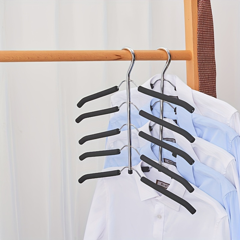 

Support your clothes in style with this versatile hanger that saves space and keeps your wardrobe organized. Perfect for drying T-shirts and organizing your bedroom or dorm.