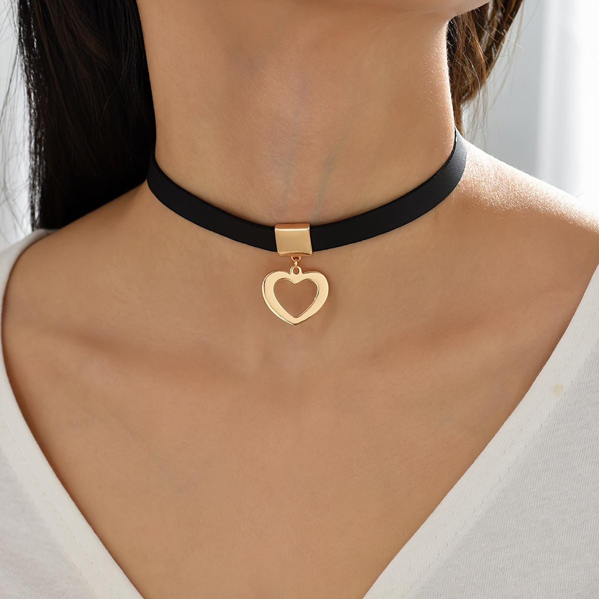 

Unique And Stylish Trendy Heart-shaped Pendant Choker, Pu Leather Necklace, Suitable For Daily Wear By Women