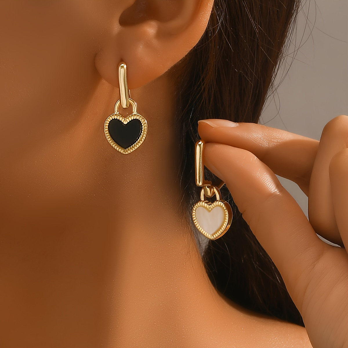 

1 Pair Of Black And White Two-sided Love Lock Earrings, French Style Retro Advanced Sense Boutique Heart Shape Pendant Dangle Earrings Female