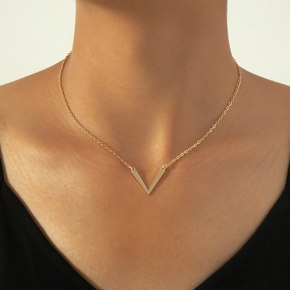 

Collier tendance avec pendentif géométrique en de V adapté pour les bijoux de tous des femmes