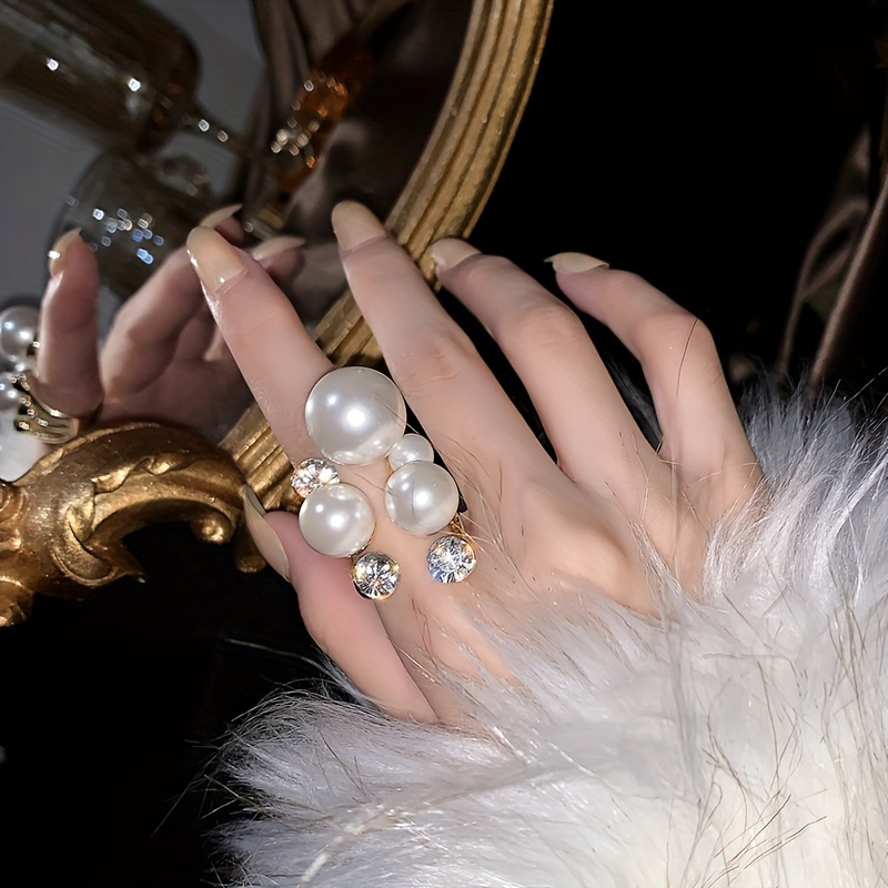 

Exaggerated Faux Pearl Ring Inlaid Shiny Stone Normcore Style Symbol Of Elegance And Luxury Evening Party Decor