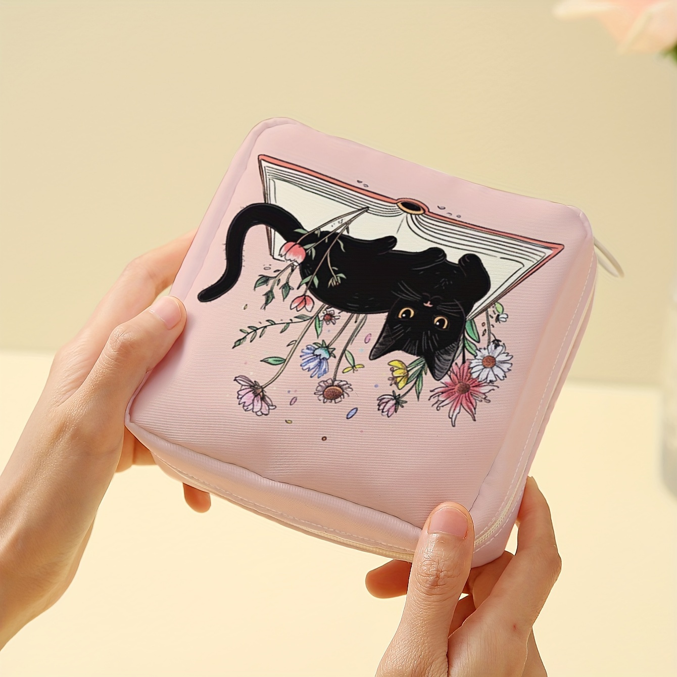 

Cat Print On Book, Portable Large Capacity Sanitary Napkin Storage Bag, Candy And Miscellaneous Items Storage Bag, Lightweight Multifunctional Bag
