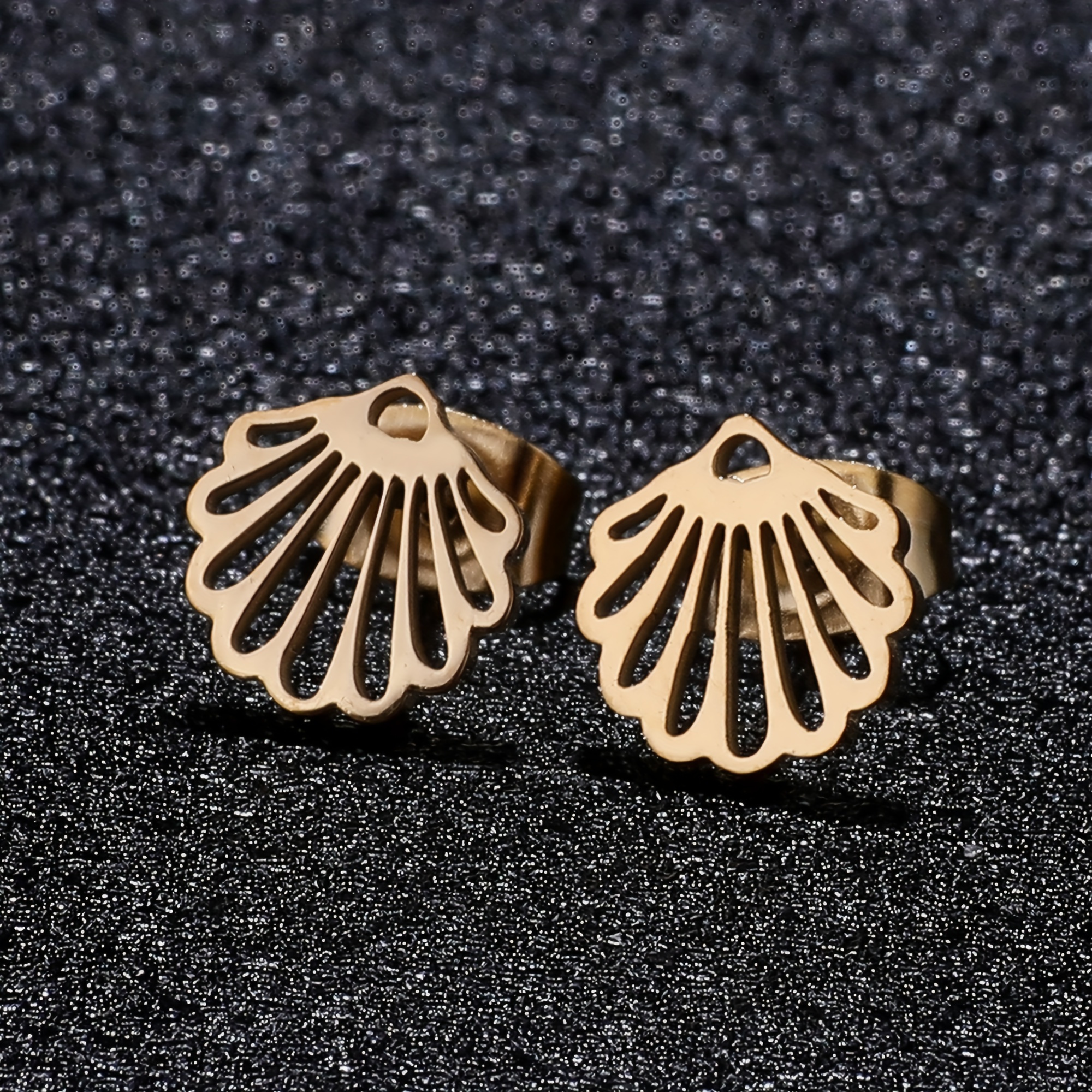 

Stainless Steel 18k Gold Plated Scallop Ladies Stud Earrings Ocean Summer Style Ear Decoration