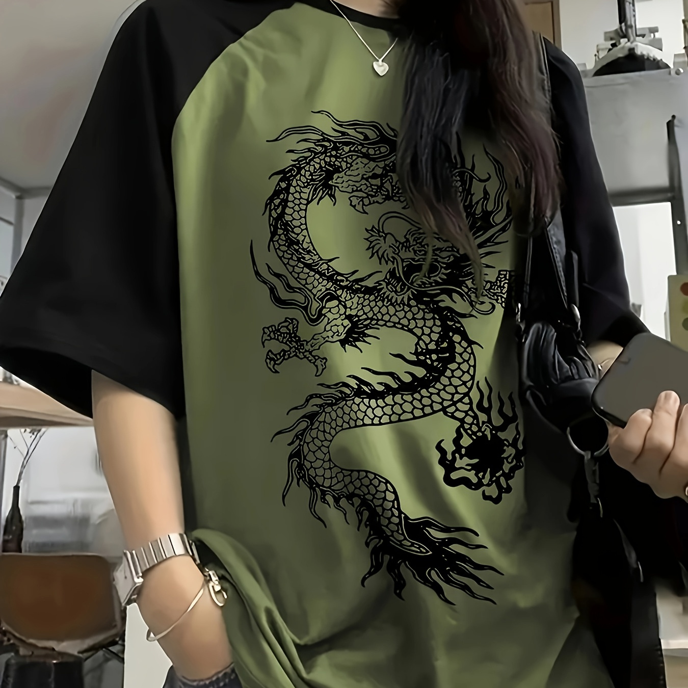 

1pc Y2k Women's Casual Crew Neck T-shirt With Geometric Dragon Totem, Raglan Sleeves, Knit Polyester Fabric, Short Sleeve Tee, Casual, Fashion