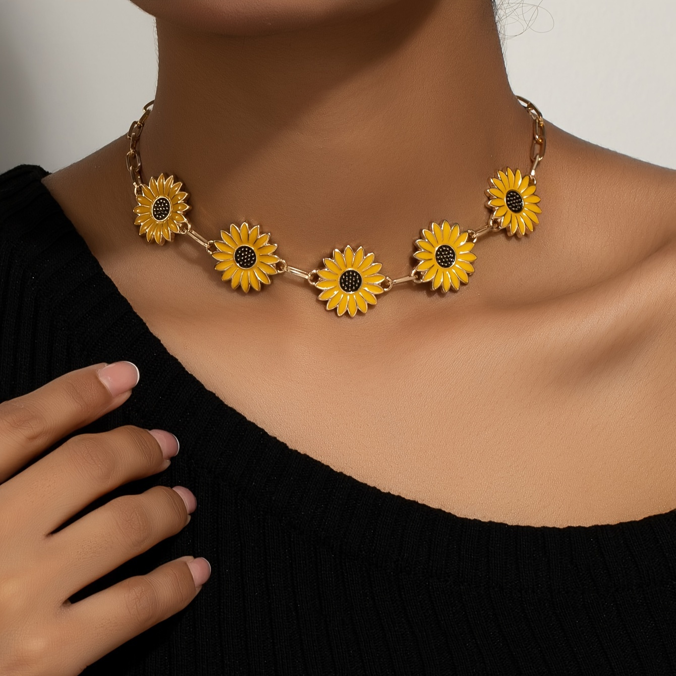 

Exquisite Enamel Sunflower Decor Choker Pendant Necklace Cute Vacation Style Zinc Alloy Jewelry Holiday Necklace