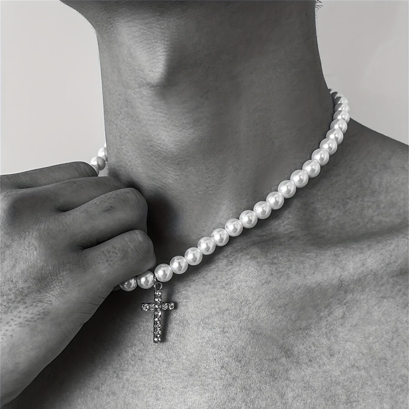 El collar de perlas para hombre ya es un accesorio imprescindible