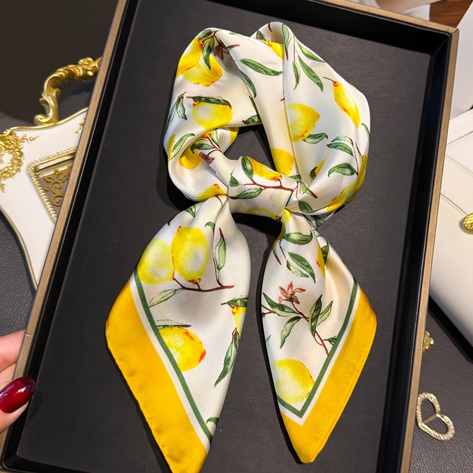 E-shop 27,55 Zoll Gelb Quadratischer Schal mit Zitronenmuster – Leichtes Atmungsaktives Winddichtes Elegantes Vielseitiges Damen-Halsband &