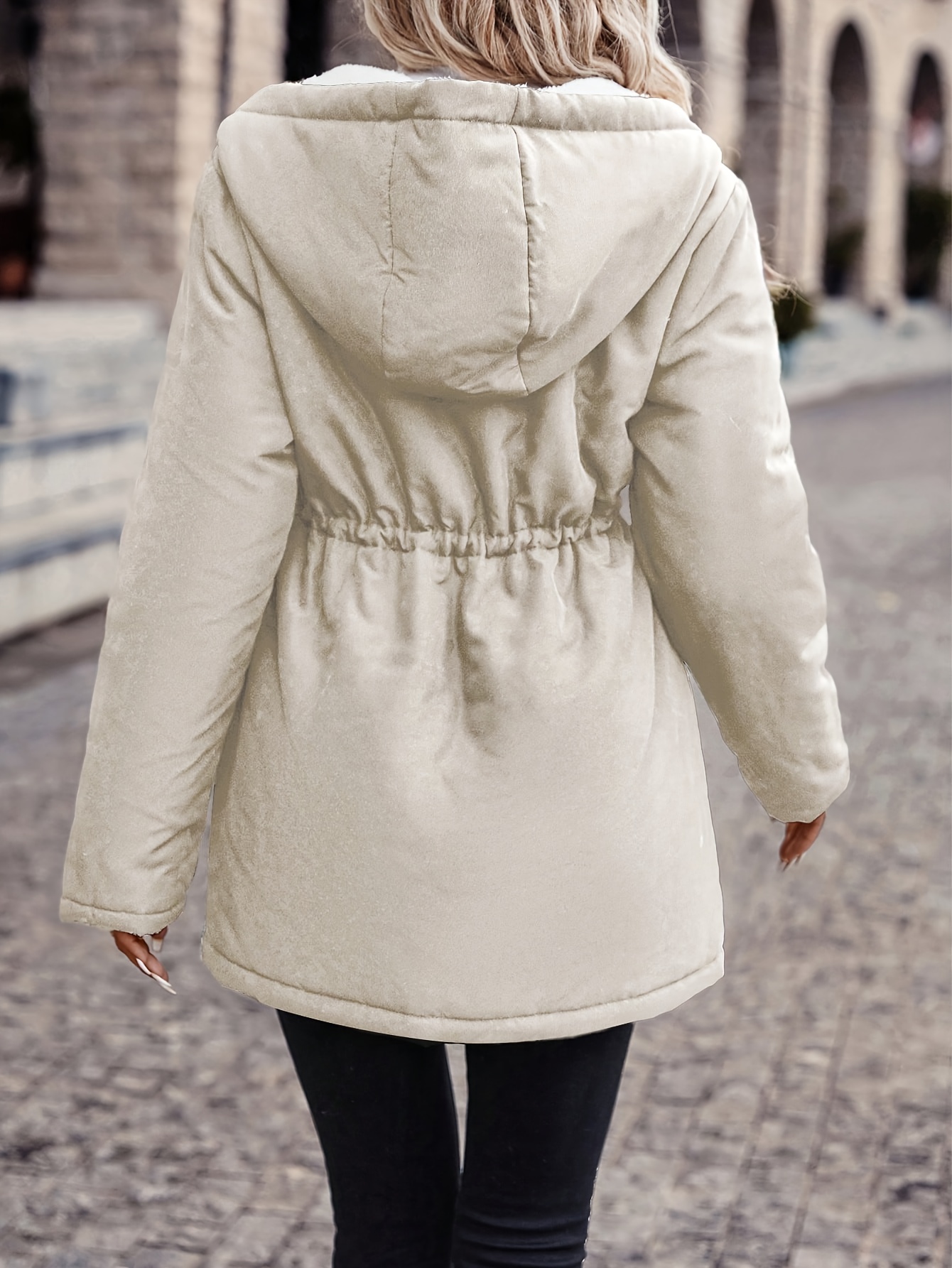 manteau d hiver élégant pour femmes avec fermeture éclair intégrale et col à capuche - veste extérieuse style beige, lavable en machine, œuvre structurée quincaillerie ton or texture adaptées aux tenues décontractés & formelles. manteaux hivers femme manteebege vêtements homme Détails du produit 4
