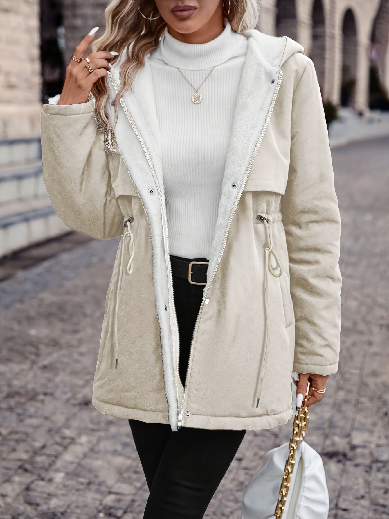 manteau d hiver élégant pour femmes avec fermeture éclair intégrale et col à capuche - veste extérieuse style beige, lavable en machine, œuvre structurée quincaillerie ton or texture adaptées aux tenues décontractés & formelles. manteaux hivers femme manteebege vêtements homme Détails du produit 0
