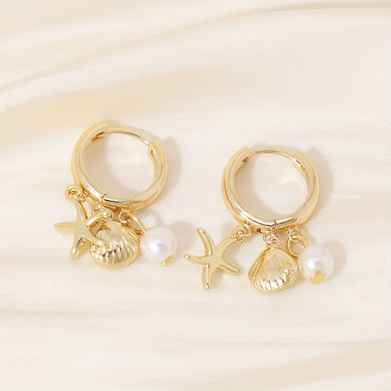 A Pair Of Minimalist Women's Earrings, Featuring A Starfish And Seashell Pendant Style, Perfect For Music Festivals, Beach Vacations, And Evening Parties As Jewelry Accessories