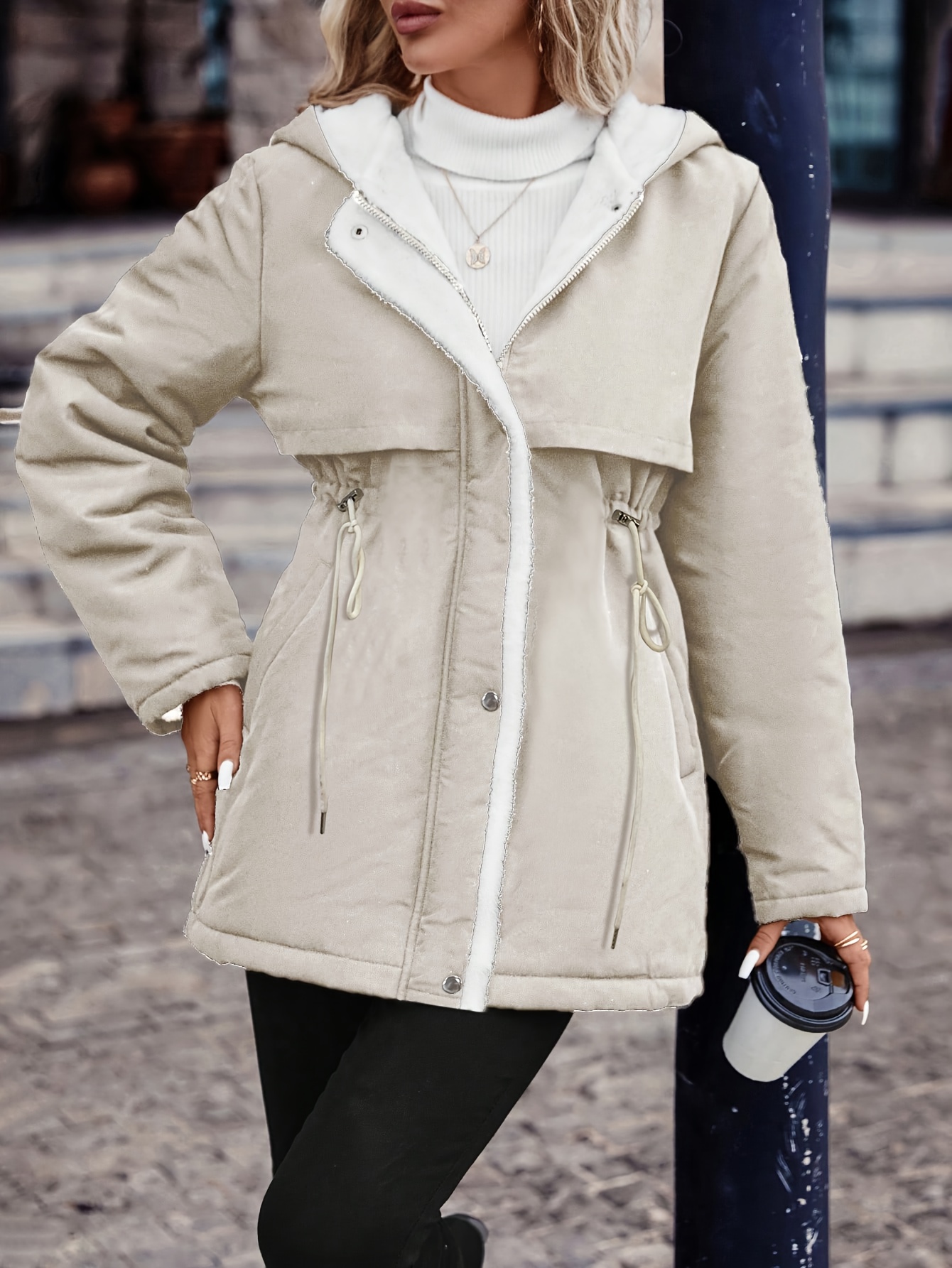 manteau d hiver élégant pour femmes avec fermeture éclair intégrale et col à capuche - veste extérieuse style beige, lavable en machine, œuvre structurée quincaillerie ton or texture adaptées aux tenues décontractés & formelles. manteaux hivers femme manteebege vêtements homme Détails du produit 2