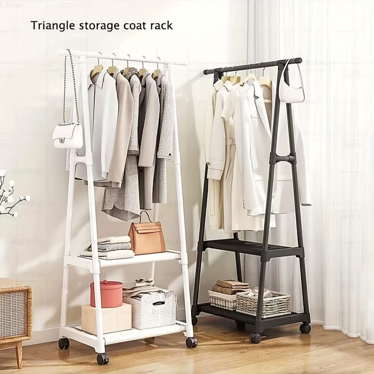 

Porte-manteau triangulaire en métal et plastique avec 2 étagères - Cintre à vêtements autoportant polyvalent pour l'organisation de la maison